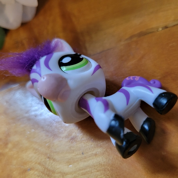 Littlest Pet Shop LPS #2470 Zebra White Purple Green Eyes 2006 - Picture 13 of 13